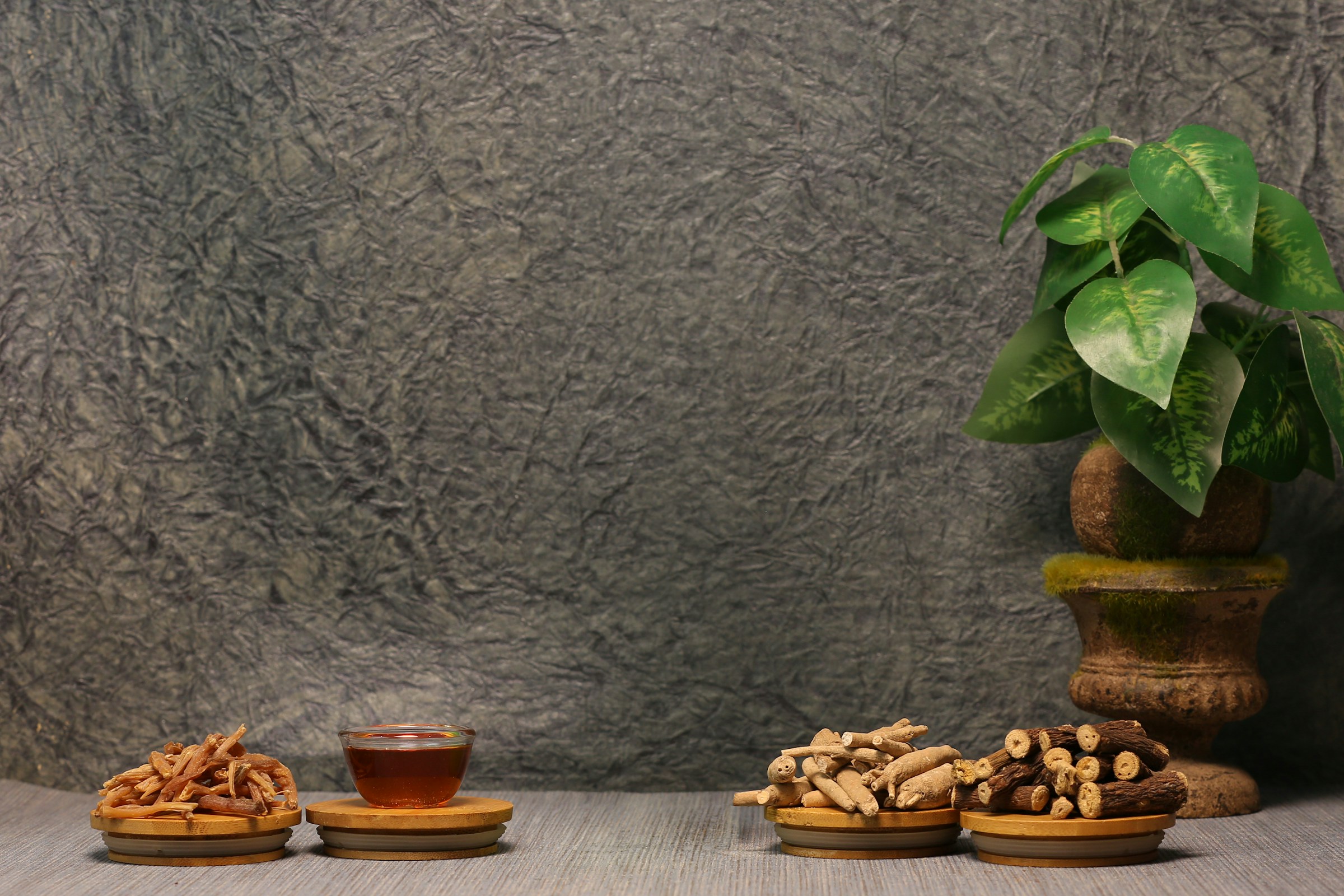 Licorice root, brewed tea, and additional roots.